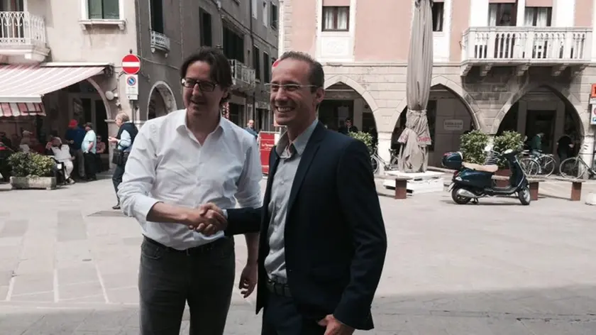 La stretta di mano tra gli sfidanti al ballottaggio Giuseppe Casson e Alessandro Ferro (foto De Polo)