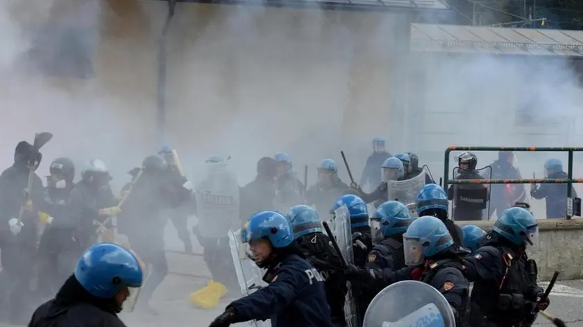 Clashes between police forces, Italian and Austrian, and protesters anarchists, during a rally against the Austrian government's planned re-introduction of border controls at the Brennerpass, Italy-Austria, 07 May 2016. ANSA / ROBERTO TOMASI