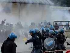 Clashes between police forces, Italian and Austrian, and protesters anarchists, during a rally against the Austrian government's planned re-introduction of border controls at the Brennerpass, Italy-Austria, 07 May 2016. ANSA / ROBERTO TOMASI