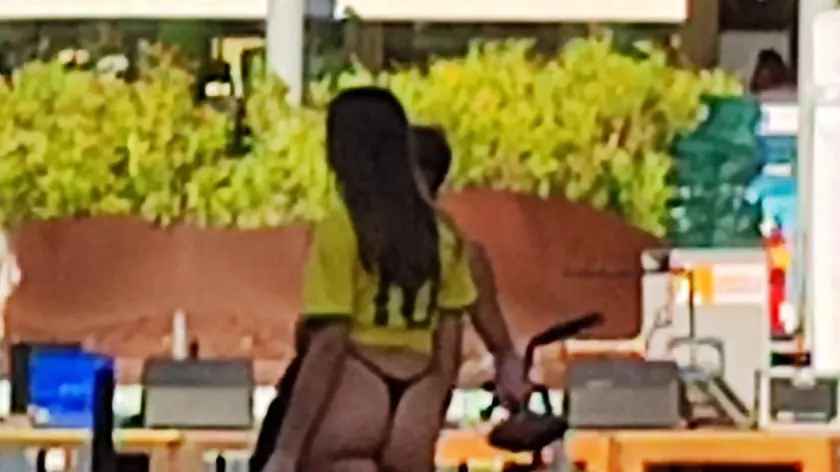 Una ragazza in perizoma in giro per Jesolo. A Sottomarina arriva la stretta
