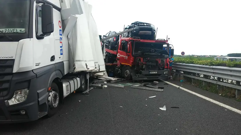 Foto d'archivio di uno dei tanti incidenti tra camion sulla A4 tra Portogruaro e san Stino
