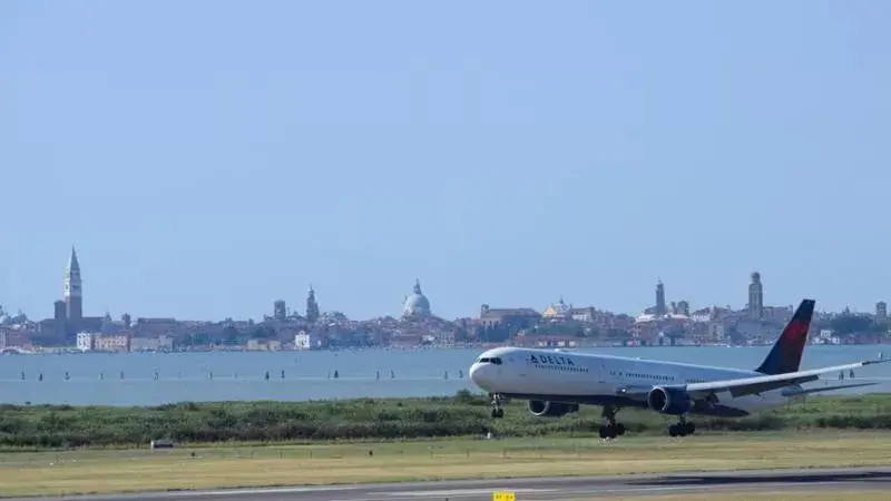 Un aereo in decollo dall'aeroporto Marco Polo