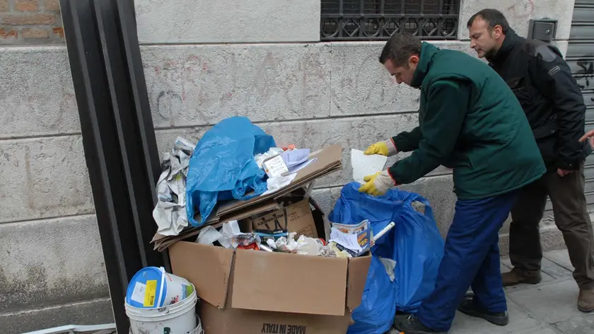 Controlli degli ispettori sui rifiuti abbandonati