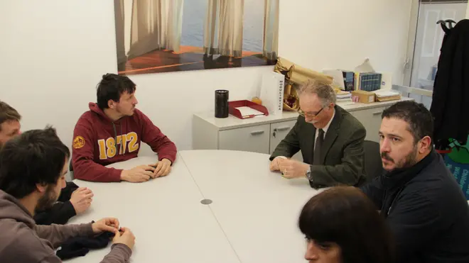 Comitato ASC occupa la sede della Veritas di Mestre per protestare contro il taglio dell'acqua nelle case ATER occupate - nella foto incontro con Callegaro