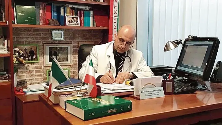 Il medico Muhammad Abdulstar quando era nel suo studio