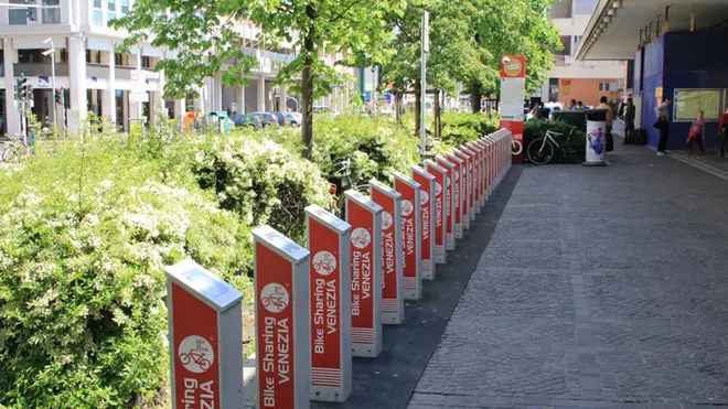 Stazioni di bike sharing completamente vuote - nella foto la stazione FS Mestre