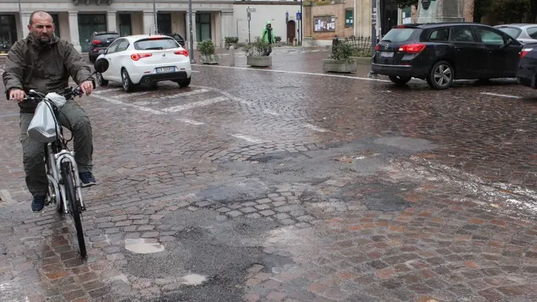 Strada dissestata e piena di buche in piazza Carpenedo