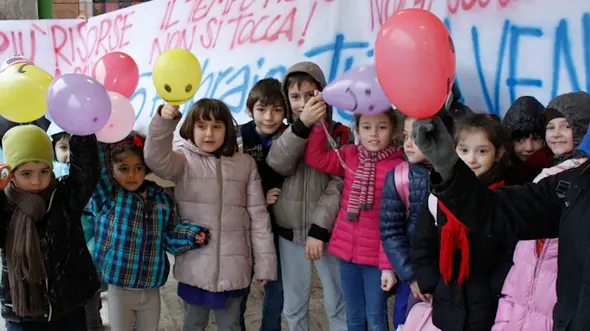 Flash Mob, distribuzione ai bambini dei "Palloncini tristi" alla scuola Visentini di Marghera, Piazzale Martiri delle Foibe.