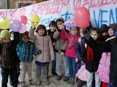 Flash Mob, distribuzione ai bambini dei "Palloncini tristi" alla scuola Visentini di Marghera, Piazzale Martiri delle Foibe.