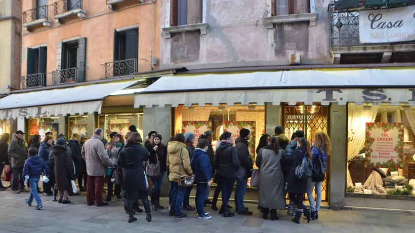 In coda davanti al Tsl delle Guglie che chiude: aprirà Oviesse