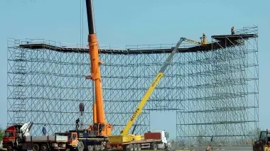 I lavori di allestimento del palco per il Papa a San Giuliano