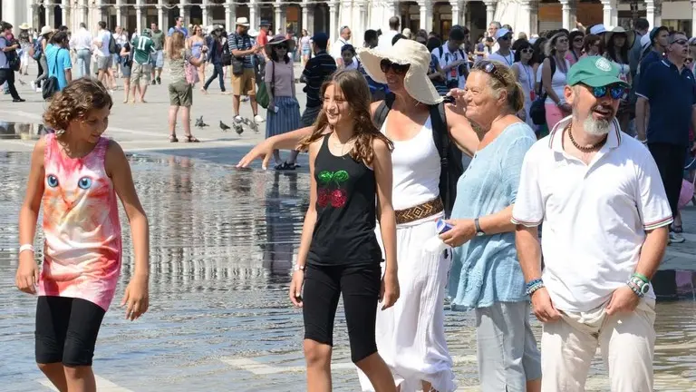 Interpress/M.Tagliapietra Venezia 09.08.2014.- Turismo. Refrigerio nell'acqua alta. San Marco