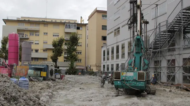Crepe nel condominio di via Ca' Venier n.20 a causa dei lavori per la costruzione del parcheggio di AVM in via Costa