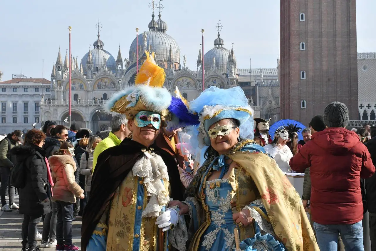Diciotto giorni di festa che hanno portato il divertimento in tutte le "città di Venezia". Una pantegana galleggiante, cortei acquei, carri allegorici, spettacoli diffusi, rievocazioni storiche, la grazia delle 12 Marie e la magia del fuoco che incontra l’acqua all’Arsenale. Tutto questo è stato il Carnevale di Venezia 2024 “Ad Oriente. Il mirabolante viaggio di Marco Polo”, che oggi si è chiuso con il saluto da Piazza San Marco della Maria vincitrice del Carnevale 2024, Silvia Zecchin, la sfilata dei carri a Zelarino, l’ultimo spettacolo di “Terra Incognita”, nelle acque dell’Arsenale di Venezia, capace di immagare con il suo racconto ancestrale e le feste mascherate nei palazzi.