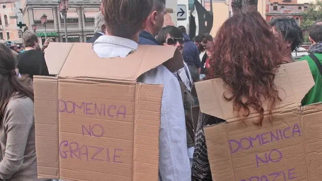 ZAGO TREVISO MANIFESTAZIONE COMMESSE'' NON TOGLIETECI LA DOMENICA''