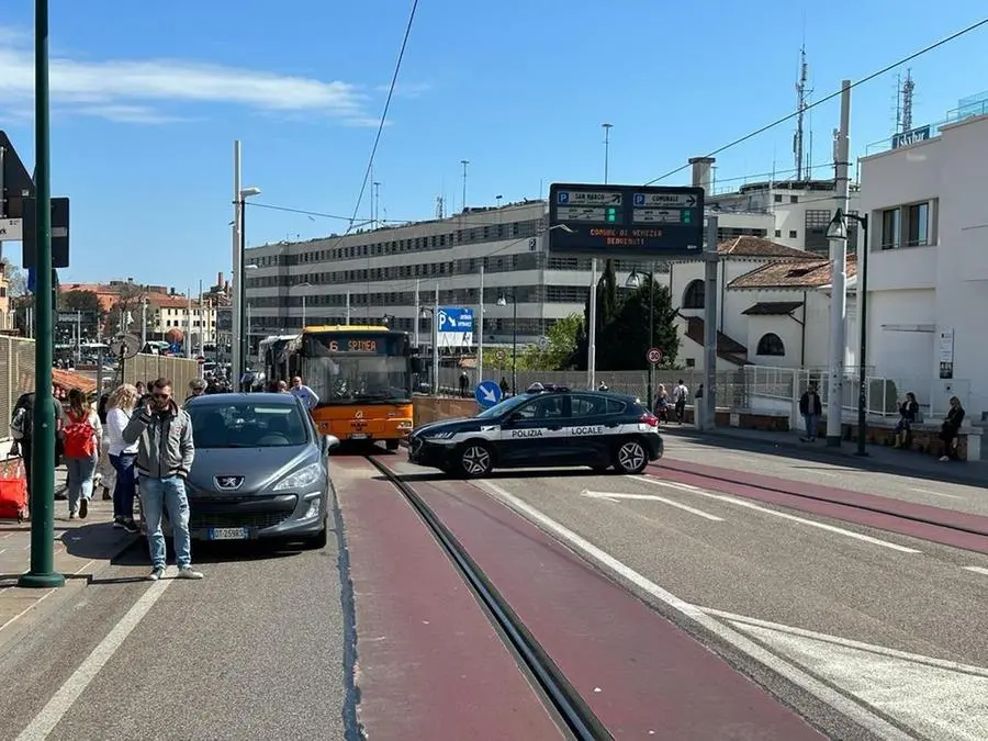 Il traffico bloccato dalla polizia locale a piazzale Roma