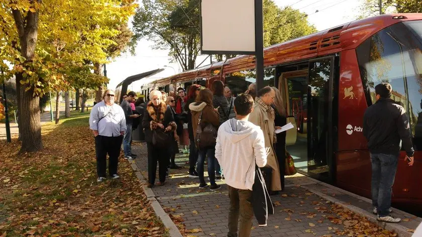 Tram fermo in viale San Marco (foto di Alberto Alberti)