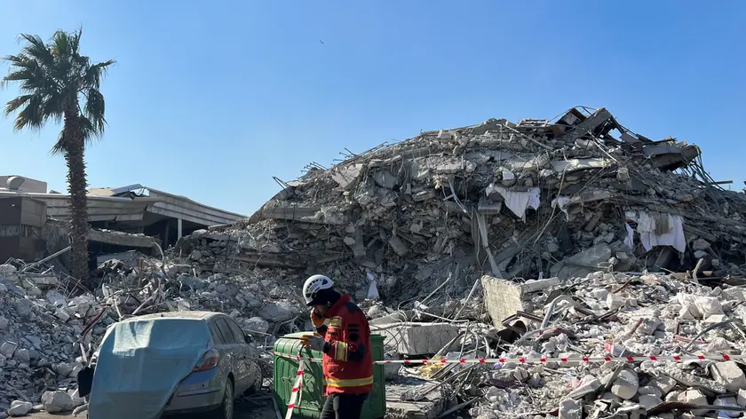 Le macerie dell'hotel in cui si trovava alloggiato Angelo Zen