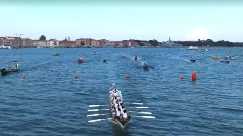 La barca di Genova (al centro) nettamente al comando in Bacino San Marco davanti a Venezia (a sinistra)