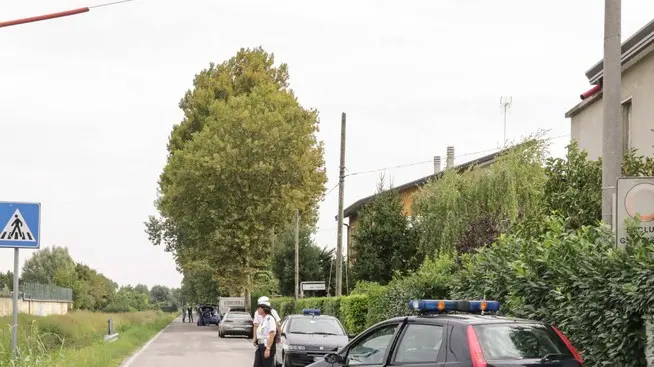 GIORNALISTA: Morsego AGENZIA FOTO: Candussi LUOGO: Campalto DESCRIZIONE: trovato cadavere sull'argine del canale in via Vice Brigadiere C. Scantamburlo a Campalto