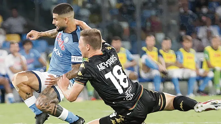 Il giallo a Heymans che placca Insigne lanciato a rete