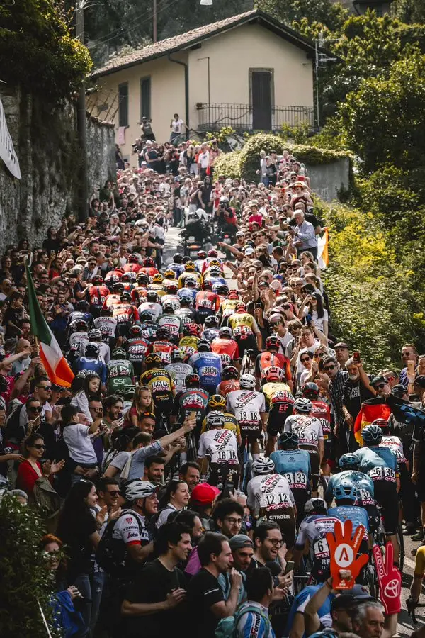 Folla ieri sul percorso di Bergamo