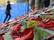 Scarpe rosse esposte in piazza SS. Annunziata in occasione dell'iniziativa 'Scarpe rosse, trecce e solidariet??' per dire no alla violenza sulle donne, Firenze, 8 marzo 2014. ANSA/MAURIZIO DEGL INNOCENTI