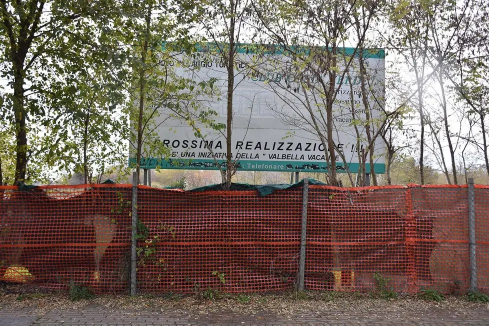 COLUCCI - DINO TOMMASELLA - CAORLE - INCHIESTA "TERME DI CAORLE" - IL CARTELLO DOVE DOVEVA SORGERE IL VILLAGGIO TURISTICO E DELL'ATTUALE PROGETTO DELLE TERME