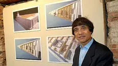 L'architetto Tadao Ando con un modellino del progetto