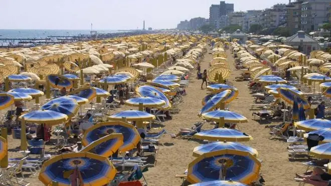 Jesolo (VE):.La spiaggia..02/08/2001 © Light Image Studio..Morsego.