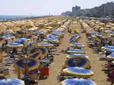 Jesolo (VE):.La spiaggia..02/08/2001 © Light Image Studio..Morsego.