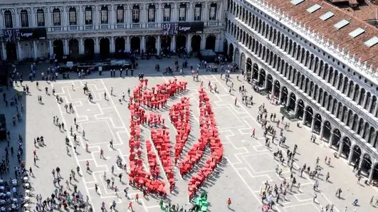 Interpress/Mazzega. Morsego Venezia, 25.04.2014.- Rosa umana in Piazza San Marco