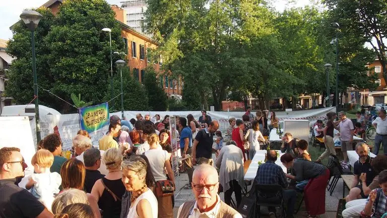 Foto Agenzia Candussi/Chiarin/Via Piave, Mestre / cena di quartiere presso i giardini vicino alla stazione