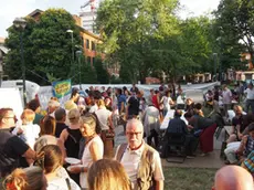 Foto Agenzia Candussi/Chiarin/Via Piave, Mestre / cena di quartiere presso i giardini vicino alla stazione