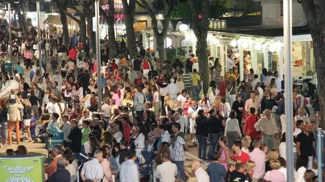 piazzetta casa bianca - - Via Bafile piena di gente venerdi' dopo mezzanotte nel cuore della prima notte bianca a Jesolo C'erano anche molte famiglie con bambini e carozzine al seguito (fotoservizio Gavagnin)