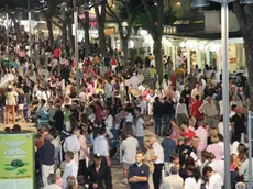 piazzetta casa bianca - - Via Bafile piena di gente venerdi' dopo mezzanotte nel cuore della prima notte bianca a Jesolo C'erano anche molte famiglie con bambini e carozzine al seguito (fotoservizio Gavagnin)