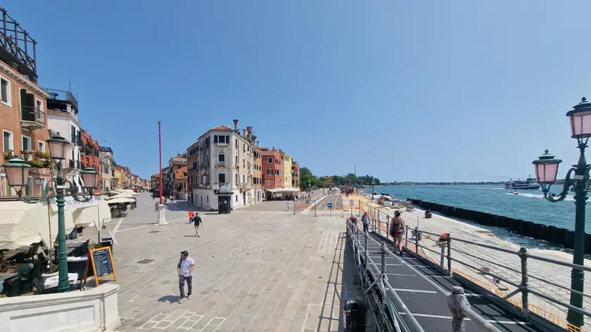 Riva dei Sette Martiri, dove la donna sarebbe caduta in acqua (foto Matteo Tagliapietra/Interpress)