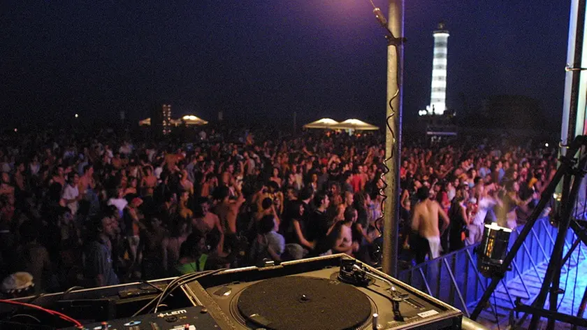 Jesolo (VE): spritz on the beach 2003. 20/07/2003 © Jorge Wiegand.