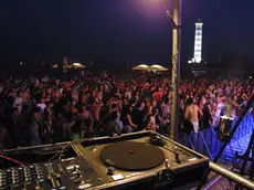 Jesolo (VE): spritz on the beach 2003. 20/07/2003 © Jorge Wiegand.