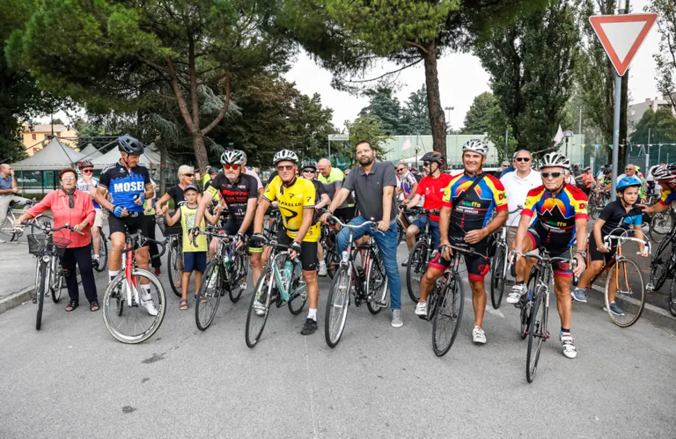 Foto Agenzia Candussi / FURLAN / CHIRIGNAGO VIA MONTESSORI / CHIRIGNAGO BICICLETTATA CON FRANCESCO MOSER. IN FOTO CON MAGLIA BLU MOSER (SX) CON LA POLO GRIGIA GIANLUCA TRABUCCO.