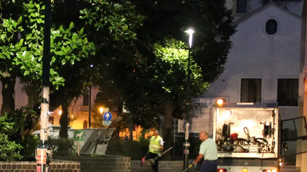 Operazione congiunta di Vesta e la Polizia Locale per ripulire le zone di Mestre dove di solito bivaccano i senzatetto - nella foto via Carducci