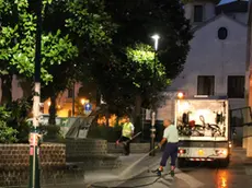 Operazione congiunta di Vesta e la Polizia Locale per ripulire le zone di Mestre dove di solito bivaccano i senzatetto - nella foto via Carducci