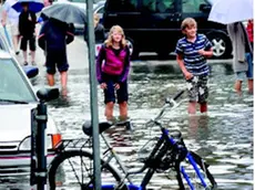 Turisti alle prese con l'acqua alta