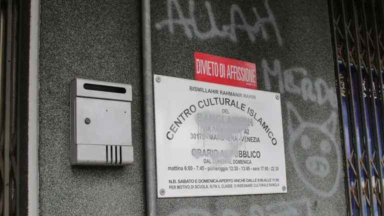 Scritte denigratorie sulle mura del Centro Culturale Islamico di via Paolucci a Marghera