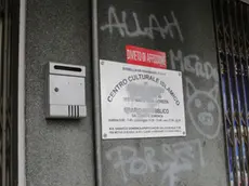 Scritte denigratorie sulle mura del Centro Culturale Islamico di via Paolucci a Marghera