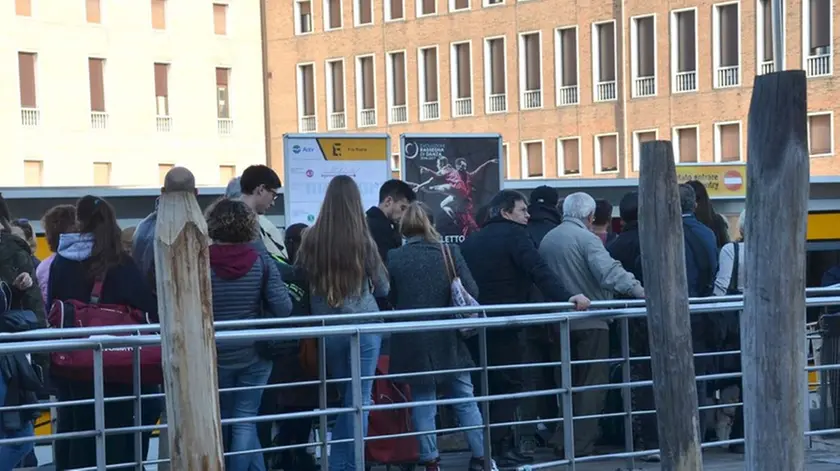 Interpress/Mazzega Venezia, 30.10.2016.- Venezia presa d'assalto dai turisti.- Pontili ACTV Piazzale Roma Pieni di turisti