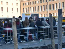 Interpress/Mazzega Venezia, 30.10.2016.- Venezia presa d'assalto dai turisti.- Pontili ACTV Piazzale Roma Pieni di turisti