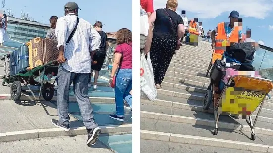 Addetti al servizio portabagagli sul ponte di Calatrava mentre fanno la spola tra piazzale Roma e il piazzale antistante la stazione di Santa Lucia