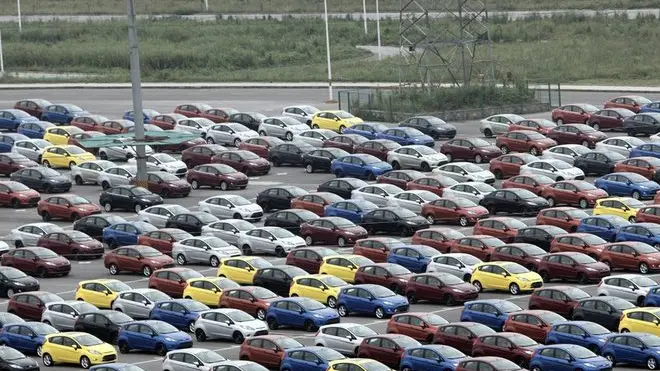 20100201 - ROMA - FIN - AUTO: VOLA MERCATO GENNAIO, IMMATRICOLAZIONI +30,2%. Una fila di automobili in un parcheggio, in una foto di archivio. ANSA/QILAI SHEN/DRN
