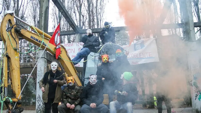 Foto Agenzia Candussi/ Scattolin/ Mestre, parco della Bissuola/ Il comitato degli studenti medi protesta contro l'abbattimento dei cubi